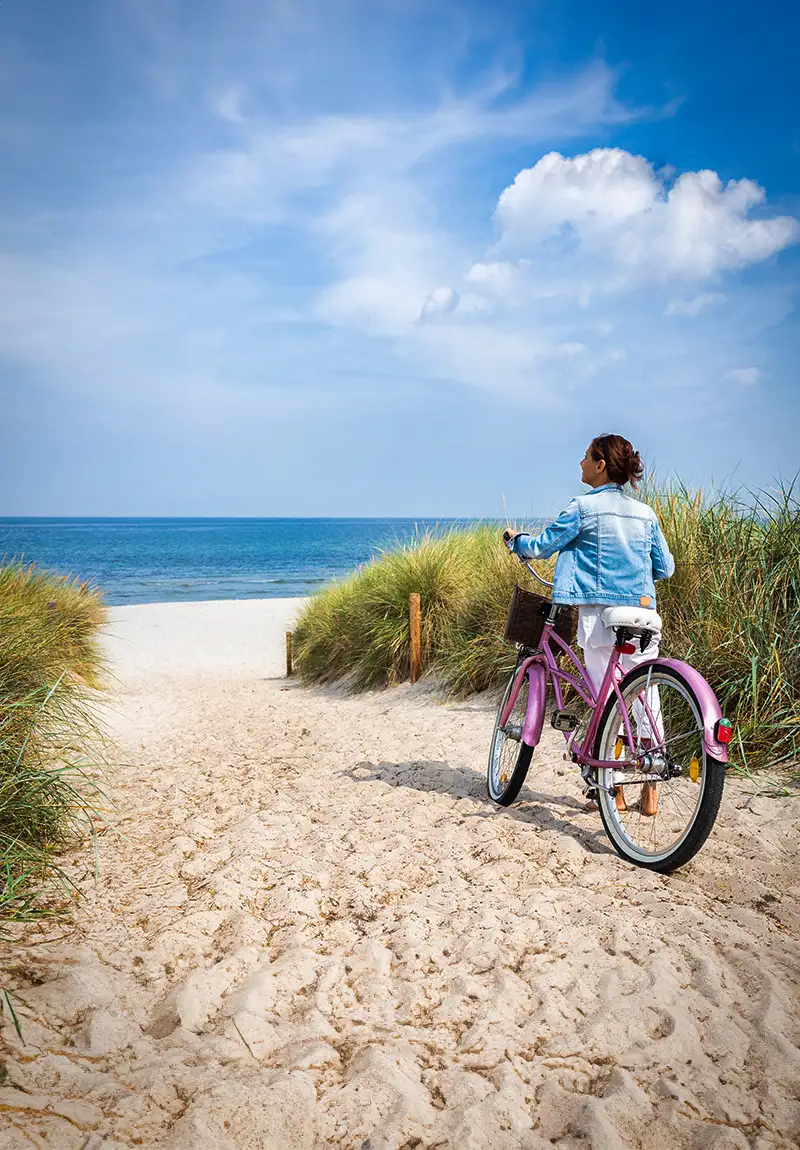 In bicicletta lungo la spiaggia